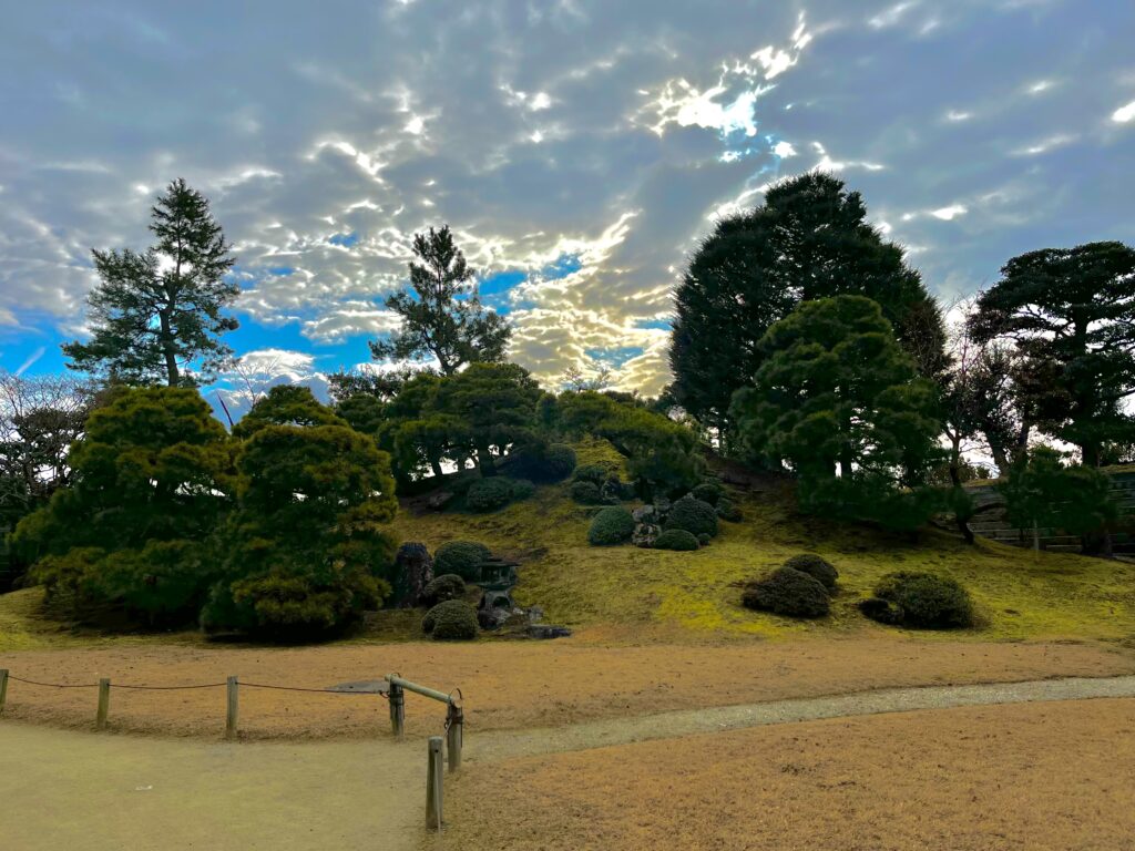 Honmaru Garden: artificial hill