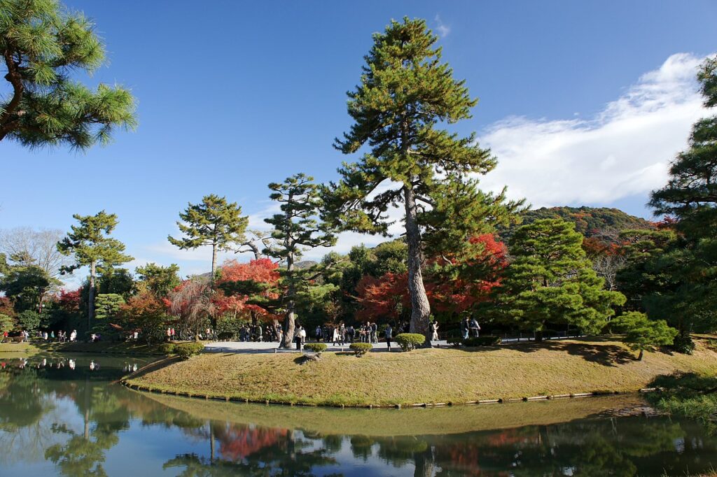 The garden in front of Byōdō-in Temple in autumn (Source: Wikipedia)